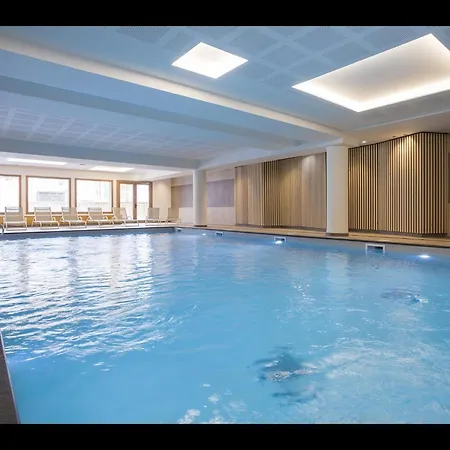 Appartement In With Ski-in Ski-out Access *